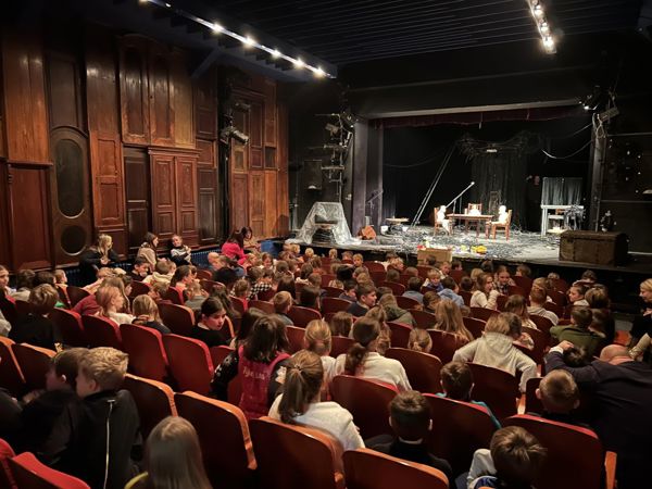 Náhled galerie Návštěva divadla Drak